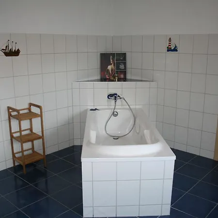 Family & Friends شقة